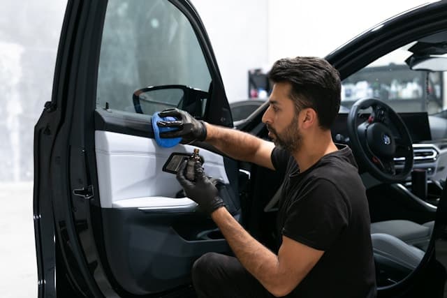 Tým specialistů na čistění interiérů automobilů